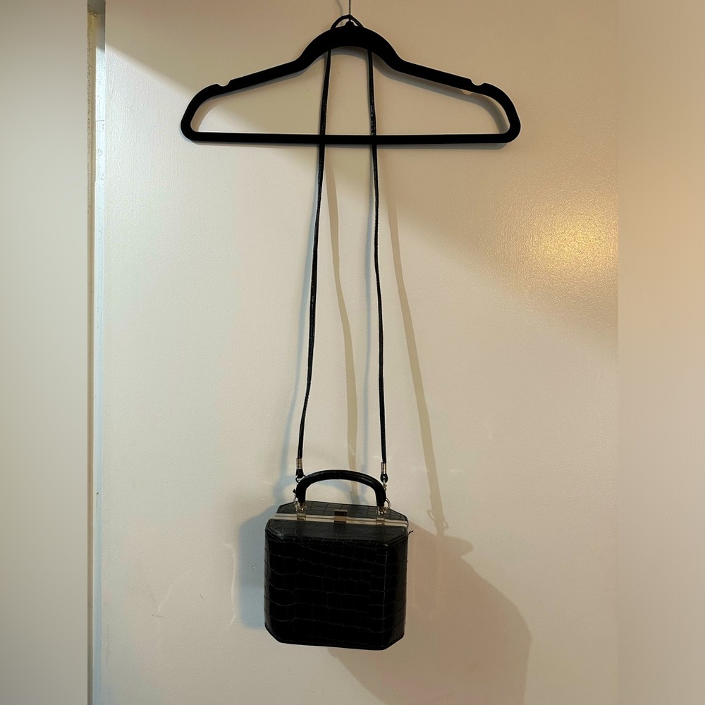 Vintage square, patent leather purse, removable long strap.